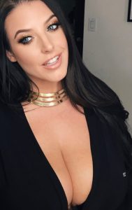 Milf à la chatte poilue en chat coquin webcam